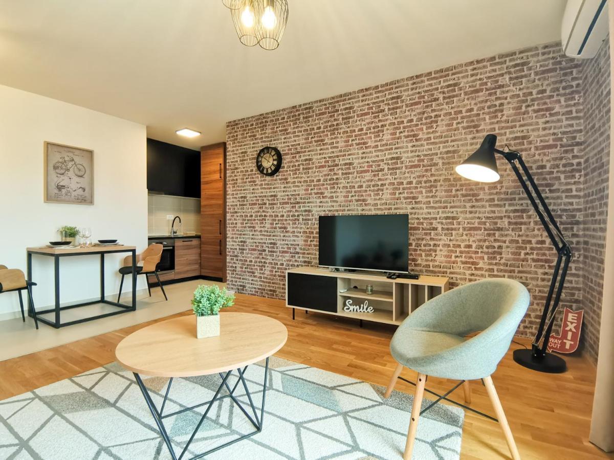 Apartments At Ljubovic Hill Park ポドゴリツァ エクステリア 写真